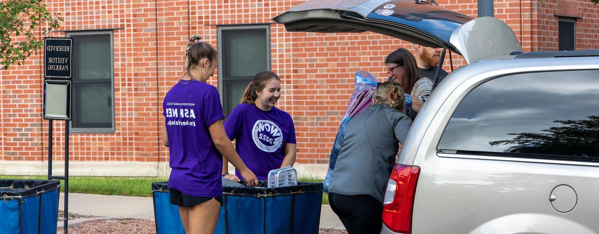 Student unloading vehicle during Warrior Orientation and Welcome Weekend